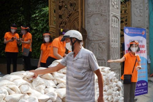 Những Bao Gạo Nghĩa Tình: Ấm Áp Tình Người Trong Mùa Dịch