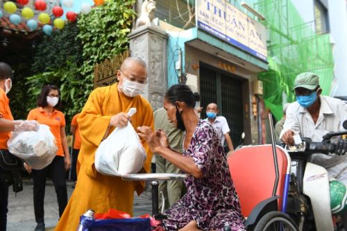 Quỹ ĐPNN: Yêu Thương Lan Tỏa Đến Với Người Khiếm Thị Giữa Mùa Dịch Covid-19