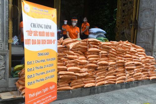 Quỹ Đạo Phật Ngày Nay Tặng Gạo Cho Bà Con Có Hoàn Cảnh Khó Khăn