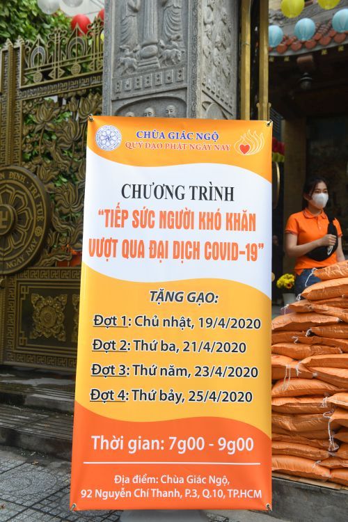 Quỹ Đạo Phật Ngày Nay Tặng Gạo Cho Bà Con Có Hoàn Cảnh Khó Khăn