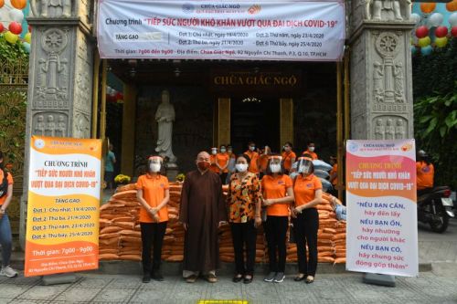 Quỹ Đạo Phật Ngày Nay Tặng Gạo Cho Bà Con Có Hoàn Cảnh Khó Khăn