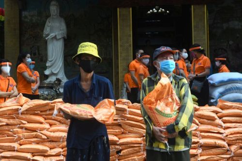 Quỹ Đạo Phật Ngày Nay Tặng Gạo Cho Bà Con Có Hoàn Cảnh Khó Khăn