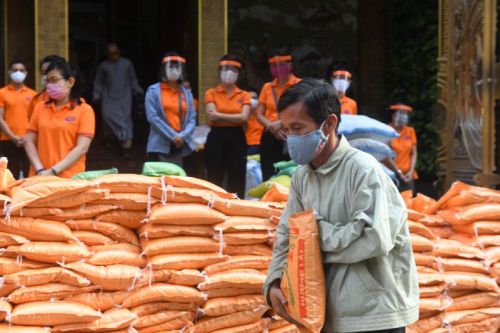 Quỹ Đạo Phật Ngày Nay Tặng Gạo Cho Bà Con Có Hoàn Cảnh Khó Khăn