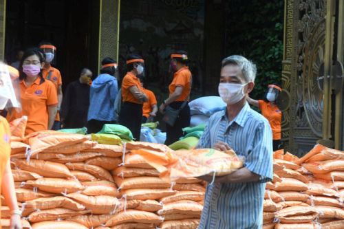 Quỹ Đạo Phật Ngày Nay Tặng Gạo Cho Bà Con Có Hoàn Cảnh Khó Khăn