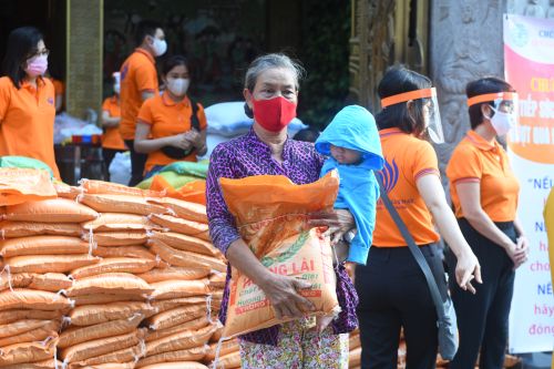 Quỹ Đạo Phật Ngày Nay Tặng Gạo Cho Bà Con Có Hoàn Cảnh Khó Khăn