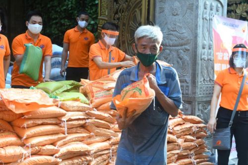 Quỹ Đạo Phật Ngày Nay Tặng Gạo Cho Bà Con Có Hoàn Cảnh Khó Khăn