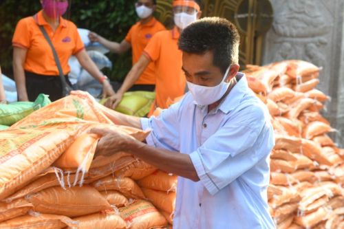 Quỹ Đạo Phật Ngày Nay Tặng Gạo Cho Bà Con Có Hoàn Cảnh Khó Khăn