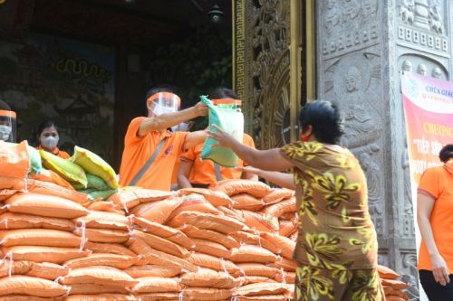 Quỹ Đạo Phật Ngày Nay Tặng Gạo Cho Bà Con Có Hoàn Cảnh Khó Khăn