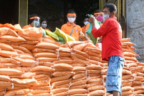 Quỹ Đạo Phật Ngày Nay Tặng Gạo Cho Bà Con Có Hoàn Cảnh Khó Khăn