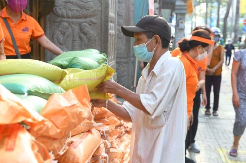 Quỹ Đạo Phật Ngày Nay Tặng Gạo Cho Bà Con Có Hoàn Cảnh Khó Khăn
