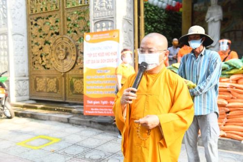 Quỹ Đạo Phật Ngày Nay Tặng Gạo Cho Bà Con Có Hoàn Cảnh Khó Khăn