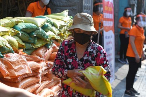 Quỹ Đạo Phật Ngày Nay Tặng Gạo Cho Bà Con Có Hoàn Cảnh Khó Khăn
