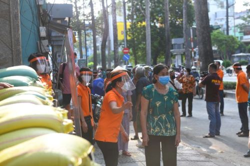Quỹ Đạo Phật Ngày Nay Tặng Gạo Cho Bà Con Có Hoàn Cảnh Khó Khăn