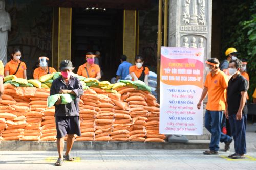 Quỹ Đạo Phật Ngày Nay Tặng Gạo Cho Bà Con Có Hoàn Cảnh Khó Khăn