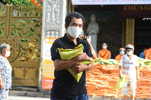 Quỹ Đạo Phật Ngày Nay Tặng Gạo Cho Bà Con Có Hoàn Cảnh Khó Khăn