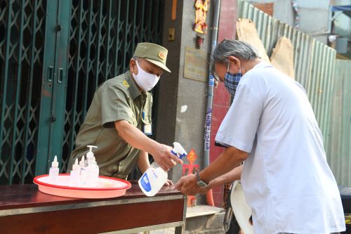 Quỹ Đạo Phật Ngày Nay Tặng Gạo Cho Bà Con Có Hoàn Cảnh Khó Khăn