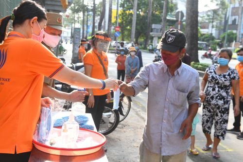 Quỹ Đạo Phật Ngày Nay Tặng Gạo Cho Bà Con Có Hoàn Cảnh Khó Khăn