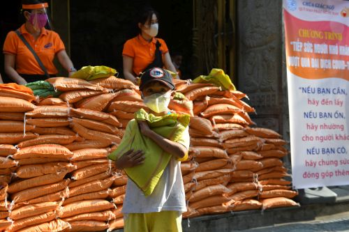 Quỹ Đạo Phật Ngày Nay Tặng Gạo Cho Bà Con Có Hoàn Cảnh Khó Khăn