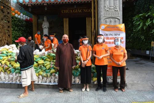Quỹ Đạo Phật Ngày Nay Tiếp Tục Tặng Gạo Cho Bà Con Có Hoàn Cảnh Khó Khăn