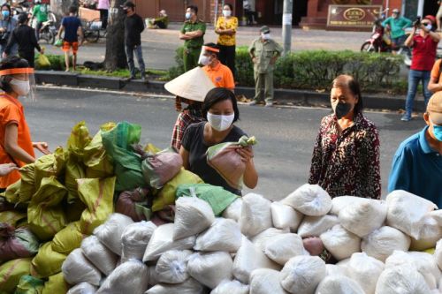 Quỹ Đạo Phật Ngày Nay Tiếp Tục Tặng Gạo Cho Bà Con Có Hoàn Cảnh Khó Khăn