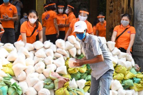 Quỹ Đạo Phật Ngày Nay Tiếp Tục Tặng Gạo Cho Bà Con Có Hoàn Cảnh Khó Khăn