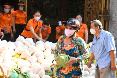 Quỹ Đạo Phật Ngày Nay Tiếp Tục Tặng Gạo Cho Bà Con Có Hoàn Cảnh Khó Khăn