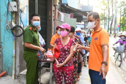 Những Bao Gạo Nghĩa Tình: Ấm Áp Tình Người Trong Mùa Dịch