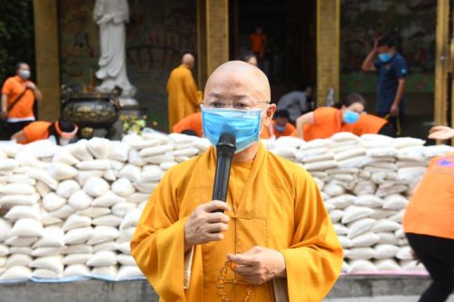 Những Bao Gạo Nghĩa Tình: Ấm Áp Tình Người Trong Mùa Dịch