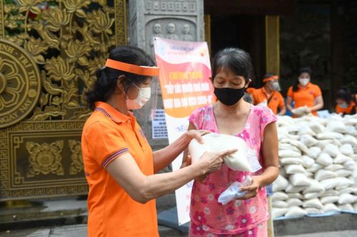 Những Bao Gạo Nghĩa Tình: Ấm Áp Tình Người Trong Mùa Dịch