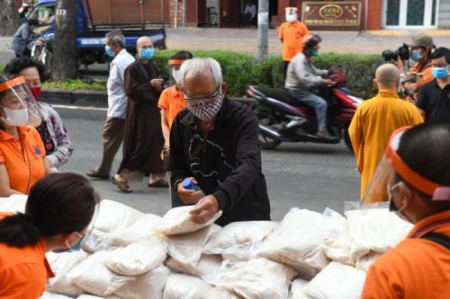 Những Bao Gạo Nghĩa Tình: Ấm Áp Tình Người Trong Mùa Dịch