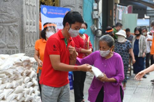 Những Bao Gạo Nghĩa Tình: Ấm Áp Tình Người Trong Mùa Dịch