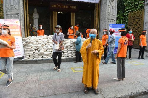 Những Bao Gạo Nghĩa Tình: Ấm Áp Tình Người Trong Mùa Dịch