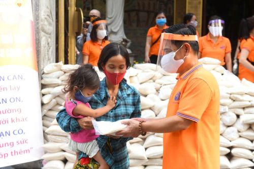 Những Bao Gạo Nghĩa Tình: Ấm Áp Tình Người Trong Mùa Dịch