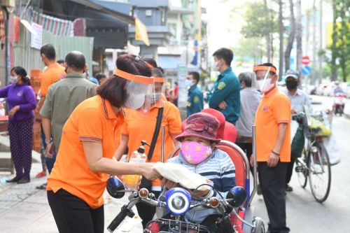 Những Bao Gạo Nghĩa Tình: Ấm Áp Tình Người Trong Mùa Dịch