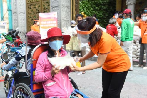 Những Bao Gạo Nghĩa Tình: Ấm Áp Tình Người Trong Mùa Dịch