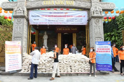 Những Bao Gạo Nghĩa Tình: Ấm Áp Tình Người Trong Mùa Dịch