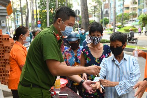 Những Bao Gạo Nghĩa Tình: Ấm Áp Tình Người Trong Mùa Dịch