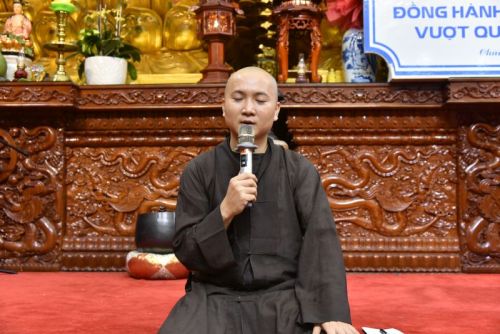 Hạnh Phúc Ngay Hiện Tại: Ấm Áp Buổi Sinh Hoạt Cuối Cùng Với Người Khiếm Thị