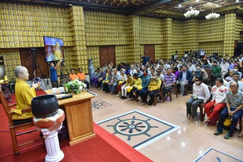 Hạnh Phúc Ngay Hiện Tại: Ấm Áp Buổi Sinh Hoạt Cuối Cùng Với Người Khiếm Thị