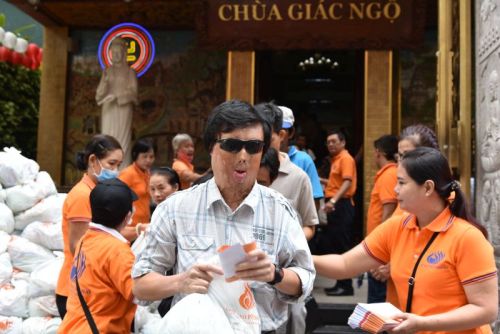 Hạnh Phúc Ngay Hiện Tại: Ấm Áp Buổi Sinh Hoạt Cuối Cùng Với Người Khiếm Thị