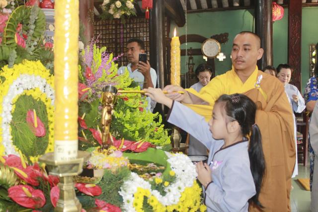 Đồng Tháp: Trang nghiêm lễ mộc dục tài chùa Phước Hưng