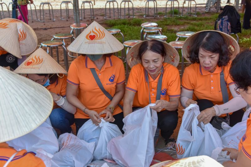 Quỹ Đạo Phật Ngày Nay Tặng Quà Cho 200 Trẻ Em &amp; 183 Hộ Gia Đình “Tổ Ấm Từ Bi” Tại Tây Ninh