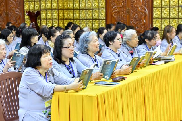 Thầy Nhật Từ trả lời các câu hỏi về bão lũ miền Trung trong khóa tu Ngày an lạc