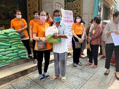Vu Lan Ấm Áp: Quỹ ĐPNN Trao Tặng 300 Phần Quà Cho Người Có Hoàn Cảnh Khó Khăn