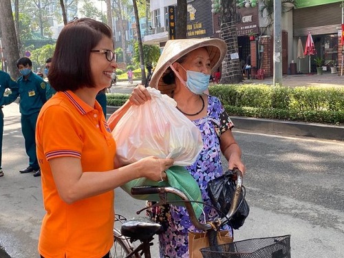 Vu Lan Ấm Áp: Quỹ ĐPNN Trao Tặng 300 Phần Quà Cho Người Có Hoàn Cảnh Khó Khăn