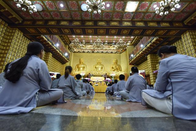 Xúc động giây phút cạo tóc cho gần 100 hành giả trong lễ khai mạc khóa tu &quot;Xuất gia gieo duyên&quot; lần 7 tại chùa Giác Ngộ