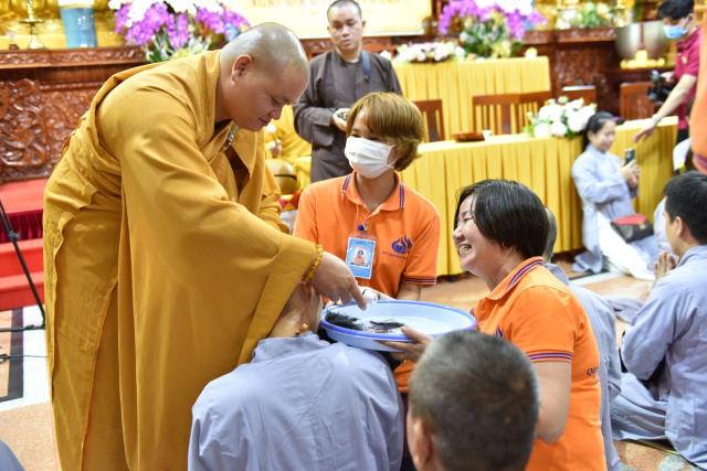 Xúc động giây phút cạo tóc cho gần 100 hành giả trong lễ khai mạc khóa tu &quot;Xuất gia gieo duyên&quot; lần 7 tại chùa Giác Ngộ