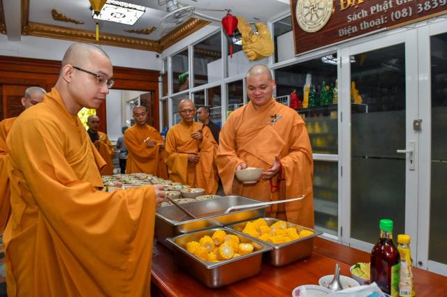 Bữa ăn sáng đầu tiên trong khóa tu &quot;Xuất gia gieo duyên&quot; (lần 7) tại chùa Giác Ngộ