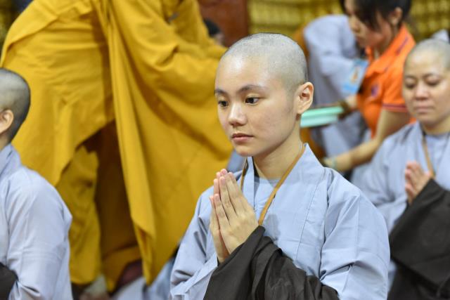 Xúc động giây phút cạo tóc cho gần 100 hành giả trong lễ khai mạc khóa tu &quot;Xuất gia gieo duyên&quot; lần 7 tại chùa Giác Ngộ