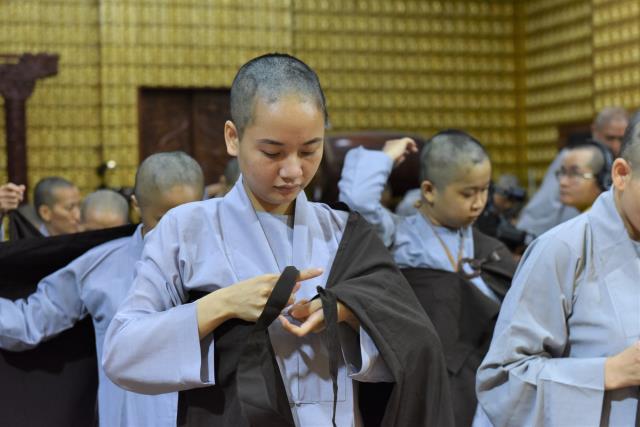 Xúc động giây phút cạo tóc cho gần 100 hành giả trong lễ khai mạc khóa tu &quot;Xuất gia gieo duyên&quot; lần 7 tại chùa Giác Ngộ